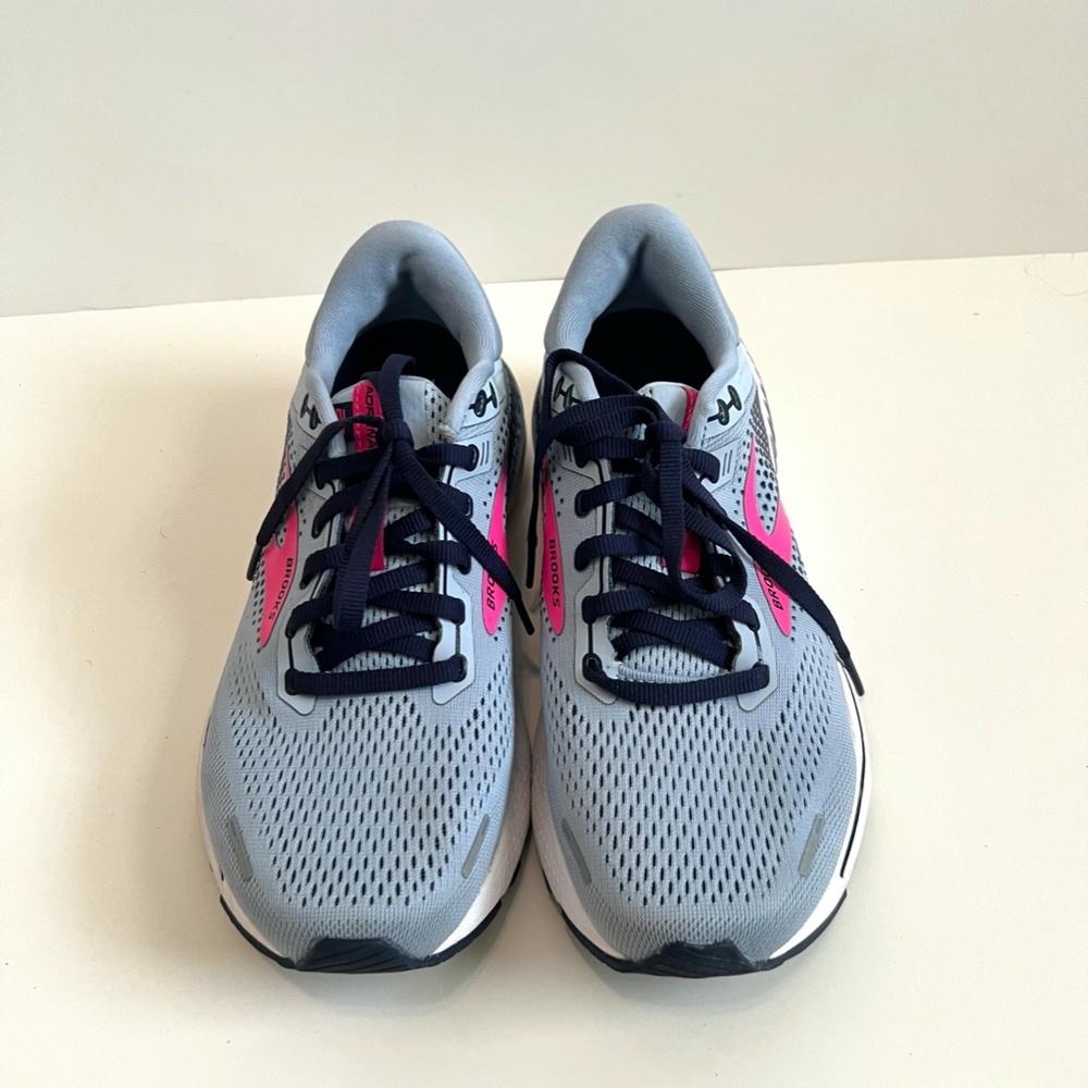 Like New Condition Brooks Women's Adrenaline GTS 22 Running Shoe, Size 9/40.5 EU - Picture 8 of 16